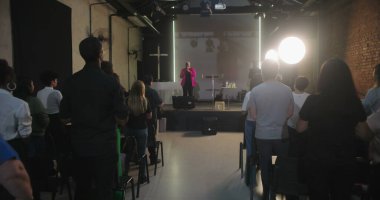 Cemaat ile kilise hizmeti ibadeti, ruhani bağlantı, modern evanjelik hizmet, inanç, dua ve kilisede birlik içinde çeşitli topluluklar.