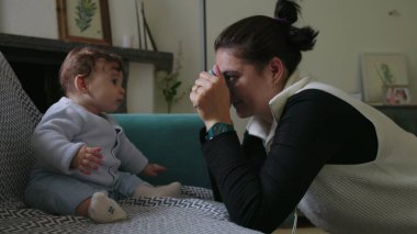 Anne bebeği bağlamak için nesne tutuyor, duyusal keşif ve odaklanmayı teşvik ediyor, destekleyici bir ev ortamında oyun zamanı etkileşimini teşvik ediyor, erken çocukluk öğrenimini destekliyor..