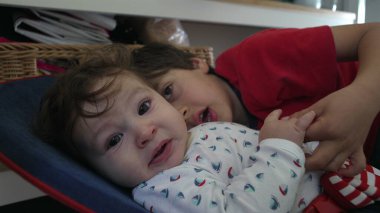 Büyük kardeş aşırı duygusal davranıyor, küçük kardeşi yakın temasla boğuyor, bebeği rahatsız ediyor, aile içi şiddet uyguluyor..