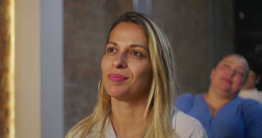 İbadet sırasında sakin bir ifadeyle gülümseyen genç bir kadın, kilisede çeşitli cemaatlerde neşeli ve huzurlu bir atmosfer, inanç ve birlik vurgulandı