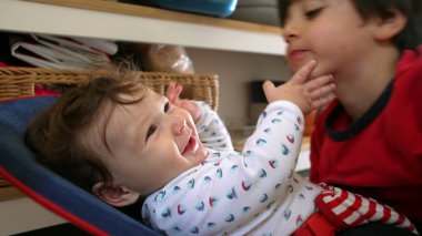 Ağabeyi, bebek kardeşiyle fedai olarak etkileşime geçmek için eğiliyor. Aile bağları kurarken sevgi ve oyun bağları gösteriyor. Kardeşler arasındaki ilişkiyi büyütüyor..
