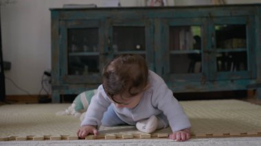 Bebeklerin elleriyle paspasa dokunmaları, bağımsız oyun zamanı boyunca dokulara ve nesnelere odaklanmaları, dokunsal beceriler geliştirmeleri ve ev ortamında keşiflerle öğrenmeleri.