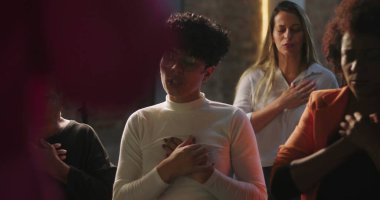 İbadet eden çeşitli Hıristiyan cemaatleri, dua ederken, eller kalplerde, gözler kapalı, evanjelik cemaatte derin ruhsal bağlantı