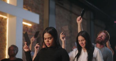 Kilisede ibadet sırasında çeşitli cemaatlerin bağış toplaması, tuğla duvarda aydınlatılmış haç, ruhani birlik, duacı toplantı, inanç ve bağlılığın sembolik hareketi.