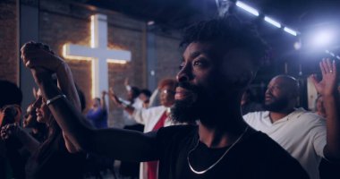 Cemaat birlik içinde el ele tutuşuyor, ibadet sırasında bir arada duruyor, dinsel ve ilham verici bir atmosferde inanç ve maneviyatı sembolize eden çapraz geçişi simgeliyor.