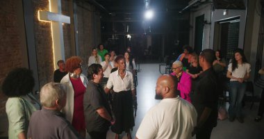 Dua ve ibadete katılan cemaat, ruhani bağlantılara odaklanmış, modern evanjelik kilise ortamında lider rehberlik hizmeti