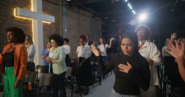 Çeşitli tapınma grupları, kalpte eller, arka planda parlayan haç, kolektif ruhsal bağlantı, yürekten inanç ve kutsal kilisede birlik.