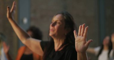 Dua ederek yükselen kadın, derin ruhsal bağ, ibadet ve bağlılık, kapalı kilise ortamları, inancı, birliği ve farkındalığı yansıtan duygusal an.