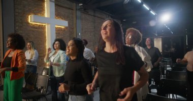 Kilisede ibadet sırasında alkışlayan ve gülümseyen çeşitli insanlar, arka planda parlayan haç, neşe, birlik ve ruhsal bağlantı ifadeleri