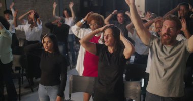 Modern bir kilise ortamında sadakat, inanç ve birliği ifade eden ruhani bir toplantı sırasında tutkulu bir şekilde ibadet eden cemaat.