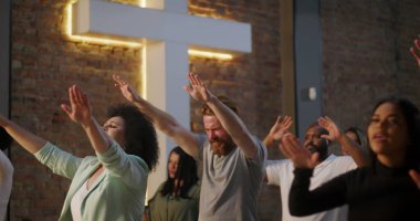 Çeşitli bireylerin dua ederek el kaldırdığı ibadet grubu, gözler kapalı, duygusal ifadeler, Hıristiyan inanç topluluğu, maneviyat, ibadetteki birlik, kilise kurmak.