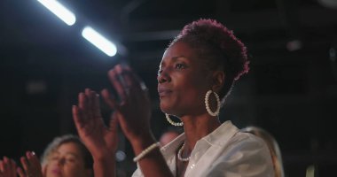 İbadet eden kadın, inancın duygusal ifadesi, ruhani kutlama, Hıristiyan buluşması, Afrika kökenli, neşeli bir birlik içinde birlikte övgüler yağdıran topluluk.