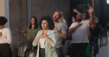 Dua eden cemaat, kalplere dokunan eller, ibadet eden çeşitli gruplar, ruhsal bağlantı ve bağlılık, duygusal yansıma ve birlik ile iç mekan kilisesi.