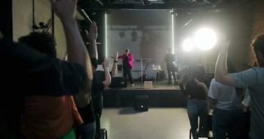 Kilisede ibadete katılan, el kaldıran, dua ve övgüye öncülük eden papaz, Protestan kilisesine ruhsal bağlılık