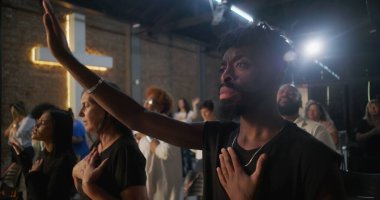 Çeşitli tapınma grupları, kalpte eller, arka planda parlayan haç, kolektif ruhsal bağlantı, yürekten inanç ve kutsal kilisede birlik.