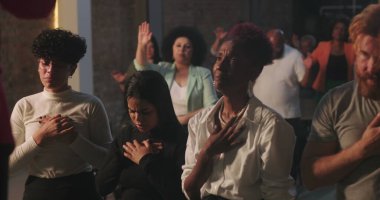 Çeşitli cemaatler kalpler üzerine dua ediyor, duygusal ibadet anı kutsal Hristiyan ortamında birlik, inanç ve bağlılığı vurguluyor.