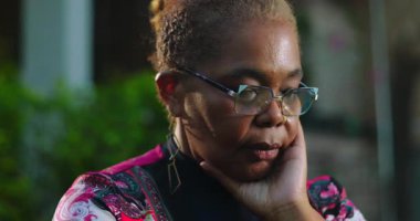 Olgun Afrikalı Amerikalı kadın derin düşüncelere dalmış, derin düşüncelere dalmış ya da endişeye kapılmış bir halde derin düşüncelere dalmış, derin düşüncelere dalmış bir vaziyette el üstünde dinleniyor.