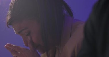 İbadet sırasında gözyaşlarını silen duygusal İspanyol kadın. Evanjelik kilise ayininde ruhani bir anda ortaya çıktı.