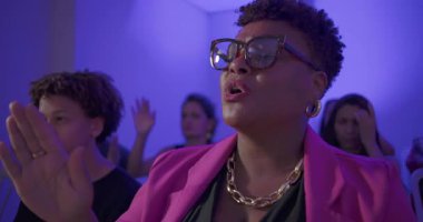 Evanjelist kilise ayini sırasında kaldırılan kadınların konuşmalarını ve ibadet etmelerini kapatın.