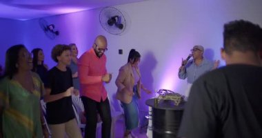 Cemaat kilisede ayakta duruyor ve gülümsüyor, birlikte şarkı söyleyip, övgüler yağdırırken, inanç ve topluluk kutlamalarında birleşiyor.