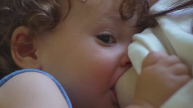 Bebek emzirme, anneyle göz teması, bebek bakımı ve konforu, aile içi yakınlık.