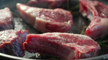 Çiğ kuzu pirzolalarını biberiyeyle kapatın, kavrulmadan önce mermer ve yağ dokusunu gösterin, doğal aydınlatma yüzey detaylarıyla