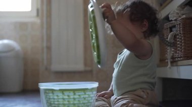 Bebek, mutfak zemininde otururken salata fırıldağı kapağını çevirirken görülmüş. Keşiflerin ilk aşamaları ve kendi kendine başlatılan oyun.