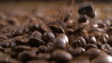 Kahve çekirdekleri ve toz süper yavaş çekimde makro yakın plan 800 fp hızla düşüyor.