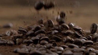 Kahve çekirdekleri ve toz süper yavaş çekimde makro yakın plan 800 fp hızla düşüyor.