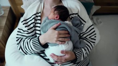 Yeni Doğan 'ın Mahrem Anı Yaşamın İlk Günlerinde Annesinin Ellerindedir.