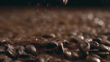 Kahve Fasulyesi ve Tozu, 800 fps 'te Yavaş Çekimde Düşerken, Makro' da Yüksek Hızda Kamerayla Çekildi