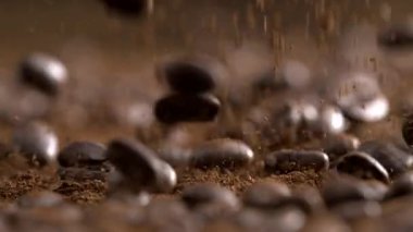 Kahve Fasulyelerinin Makro Yakın Çekimi ve 800 fps hızla düşen Barut