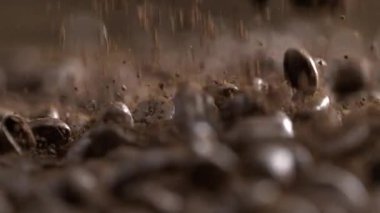 Yüksek Hız Kamerası, kahve çekirdeklerini ve pudra tozunu 800 fp 'de Makro Yavaş Çekimde yakalıyor.