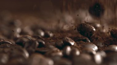 Yavaş Çekimde Düşen Kahve Fasulyelerinin Yakın Çekim Görüntüsü, makroda 800 fps hızla çekildi