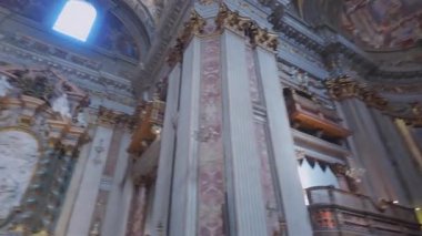 Roma, İtalya, 30 Temmuz 2025 - Mermer Heykeller ve Barok Roma Tarihi Kilisesi Kilisesi 'nin içinde Süslü Altın Organ ve Sütunlar
