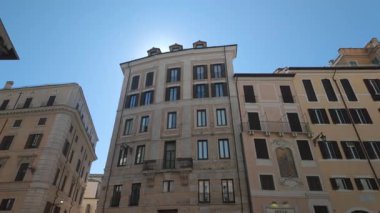 Roma, İtalya, 30 Temmuz 2025 - Roma 'da Pantheon yakınlarında tarihi pencereleri ve parlak yaz gökyüzü altında klasik mimarisi olan geleneksel konut binaları