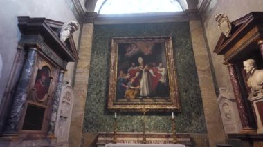 Roma, İtalya, 30 Temmuz 2025 Roma kilisesindeki Barok kiliselerinde mermer sunaklar, büyük dini resimler, freskler ve heykel figürlerini gösteren bir dizi.