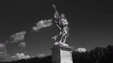 Roma, İtalya 'da klasik dini sanat ve Avrupa kültür mirasını vurgulayarak, siyah beyaz bir haç taşıyan mermer melek heykeli dramatik gökyüzüne vurgu yaptı