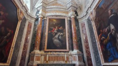 Roma, İtalya, 30 Temmuz 2025 - Tarihi bazilika iç mimari unsurlar ve klasik Hıristiyan sanat eserleri ile süslü altın tavan ve dini freskler