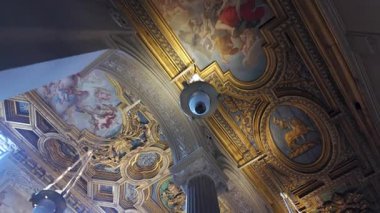 Roma, İtalya, 30 Temmuz 2025 - Mermer sütunlu yan şapel, klasik sunak ve barok tabloları tarihi kilise iç mekanlarında azizleri ve İncil sahnelerini tasvir ediyor