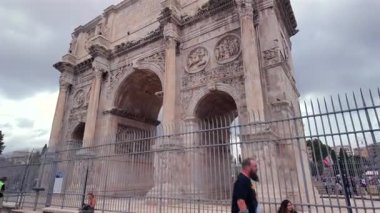 Roma, 31 Temmuz 2025 Konstantin Kemeri, yakın çekimde, dramatik gökyüzünün altında Corinthian sütunları ve turistler var..