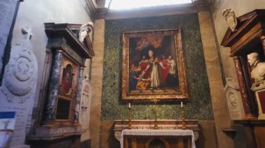 Roma, İtalya, 30 Temmuz 2025 - Roma kilisesinde mermer şapel, duvarları boyunca melekler ve tarihi heykeller bulunan Barok fil resmi sergileniyor.