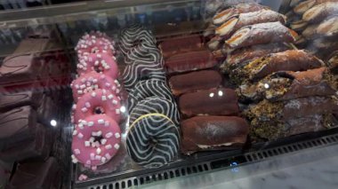 Çeşitli çörekler, tiramisu hamur işleri ve İtalyan pastanesinde krema ve fındık dolu Sicilya cannoli geleneksel Avrupa tatlılarını temsil ediyor.