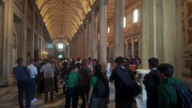 Roma, İtalya, 30 Temmuz 2025 - Bazilika di Santa Maria Maggiore 'un iç kesimlerinde büyük bir hacı kalabalığı Jubilee Gençlik etkinliği sırasında süslü kasalı tavanın altında yürüyordu.