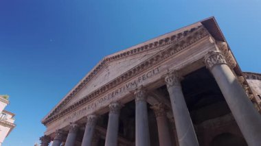 Roma, İtalya, 30 Temmuz 2025 - Roma 'da Pantheon Portico' nun altında toplanan turistler büyük antik sütunlar ve karanlık girişler dramatik tarihi atmosfer yaratıyor