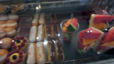 İtalyan pastanesinde fındık kaplı cannoli ve çeşitli hamur işleriyle çikolatalı ve vanilyalı kekler geleneksel Avrupa tatlı kültürünü ön plana çıkarıyor.