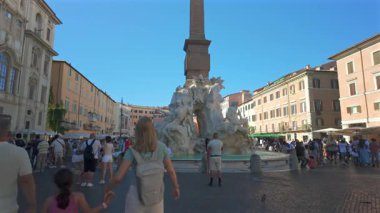 Roma, İtalya, 30 Temmuz 2025 - Dört Nehir Çeşmesi 'nde yürüyen ve dinlenen ziyaretçiler tarihi binalarla çevrili Piazza Navona Meydanı' nda.
