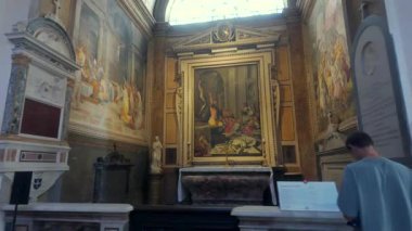 Roma, İtalya, 30 Temmuz 2025 - Roma kilisesindeki mermer şapelden geçerek büyük Barok Bakire resmini melekler ve çoklu dini sanat eserleriyle sergilemek