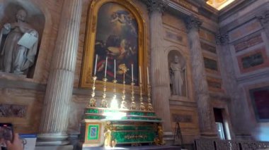 Roma, İtalya, 30 Temmuz 2025 - Bazilika Papale di San Paolo Fuori le Mura 'daki Altın Sunak ve Dini Resmin Mermer Sütunlarla Yakın Görüntüsü