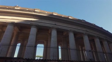 Aziz Peters Meydanı 'nın sütunları Vatikan' da tarihi duvarlar ve papalık binaları yakınlarındaki berrak gökyüzüne çarpıyor.